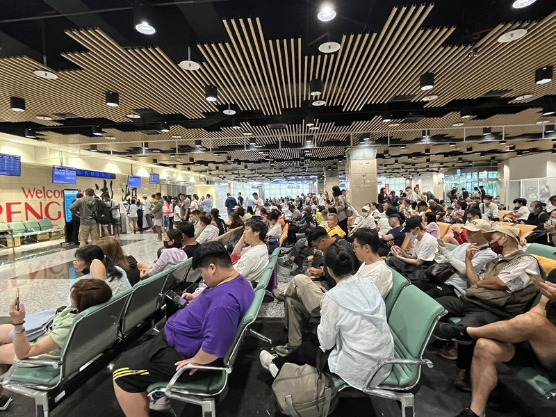 受到丹娜絲颱風影響，因停航而滯留來不急返台的遊客，2天來約有9000人左右。圖為澎湖機場5日下午湧入大批候補人潮。(圖：中央社 )
