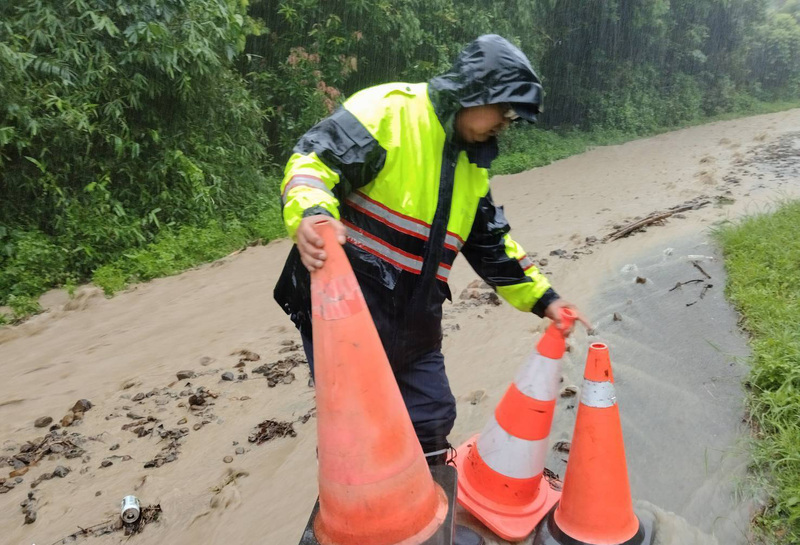 颱風丹娜絲挾帶雨勢，滿州鄉6日多處測站累積雨量
接近300毫米，路面積淹水；屏東縣政府實施預防性
撤離，截至6日上午11時，滿州鄉共撤離106人。
（屏東縣警察局恆春分局提供）