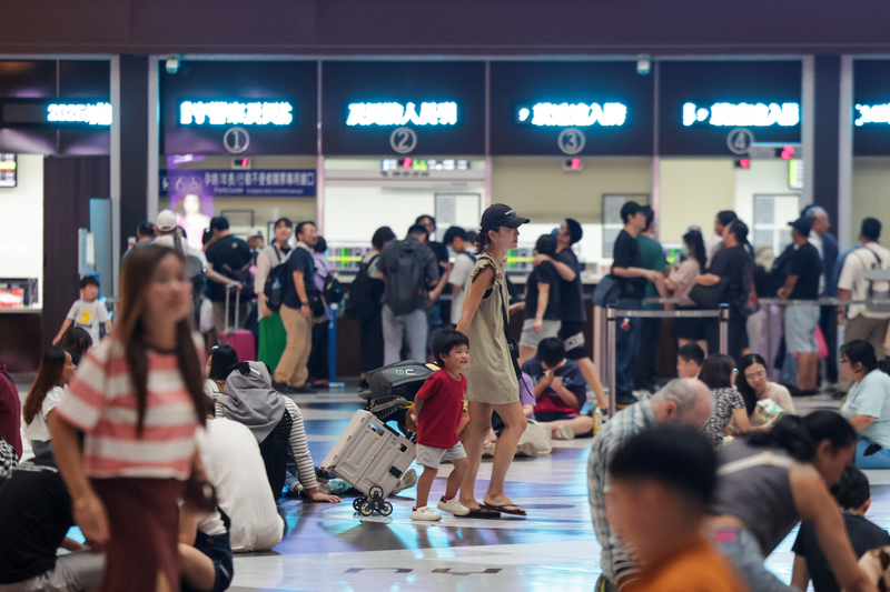 受颱風丹娜絲影響，台鐵6日晚間宣布，7日中午12時前，除西部幹線對號列車及3支線停駛外，其餘正常行駛。圖為台北車站售票櫃檯6日下午出現排隊人潮。
