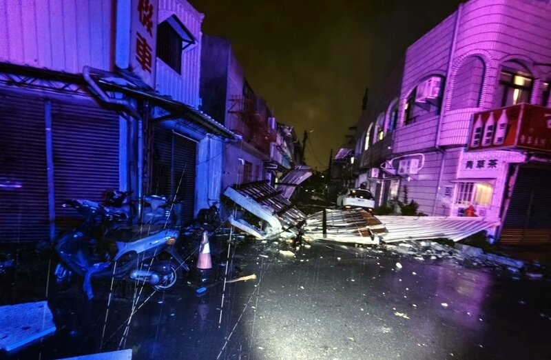 颱風丹娜絲於6日深夜在嘉義縣布袋登陸，嘉義市區吹起強風並持續1個多小時，住家鐵皮遭到吹落。（嘉義市消防局提供）

