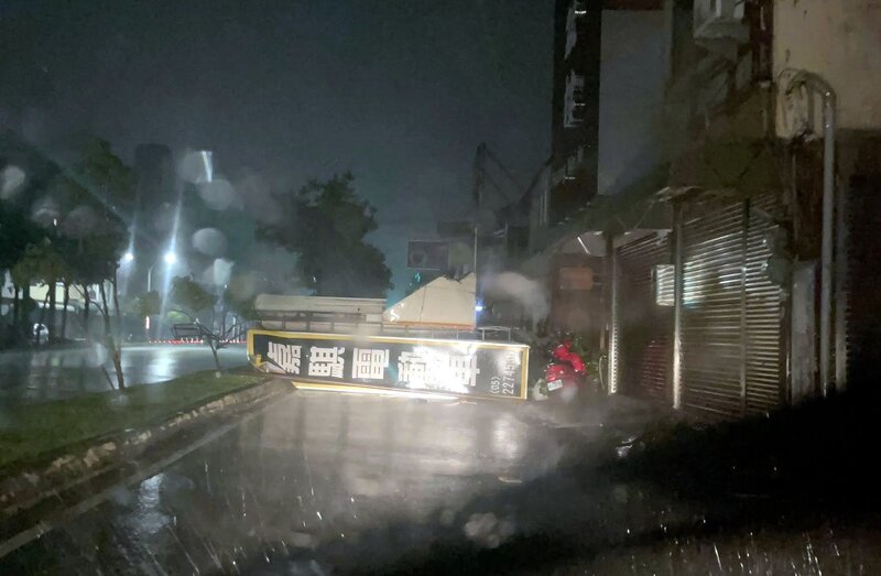 颱風丹娜絲於6日深夜在嘉義縣布袋登陸，嘉義市區吹起強風並持續1個多小時，店家巨大招牌被吹落，橫躺在慢車道。（鄭榮貴提供）


