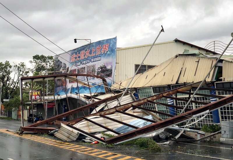 颱風丹娜絲6日深處在嘉義布袋登陸，嘉義市經1個多小時強陣風肆虐，7日市區街景滿目瘡痍。

