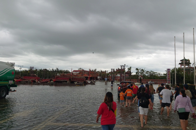 台南市北門區南鯤鯓代天府知名地標大牌樓，不敵颱風丹娜絲風雨倒塌，7日廟前雖仍有積淹水，還是有進香團涉水前去進香。

