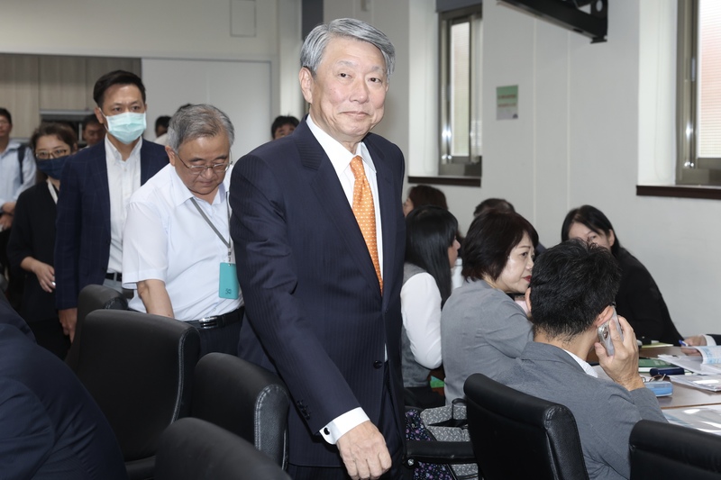 CD
美國對等關稅大限將至  郭智輝：還在談判
美國總統川普對等關稅暫緩期限將至，美國官員近日
表示，若貿易夥伴未能達成協議，關稅措施將於8月1
日生效。面對媒體關切台美關稅談判進度，以及企業
憂心關稅造成出走潮等影響，經濟部長郭智輝
（中）7日在立法院表示，「還在談判」，並未透露
太多談判細節。
中央社記者吳家昇攝  114年7月7日
