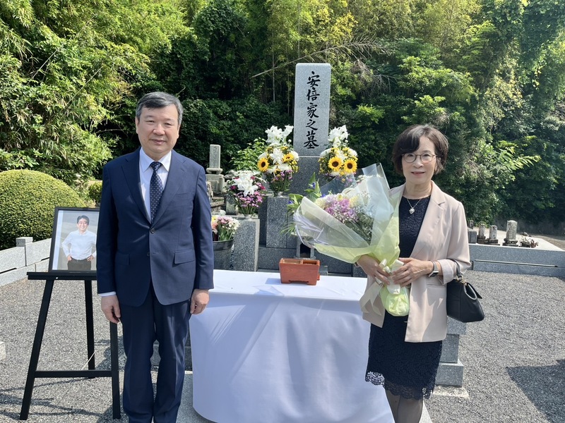 駐日代表李逸洋夫婦8日出席於山口縣長門市舉行的「安倍晉三前首相追思會」。在追思會開始前，特別
前往安倍墓前獻花致意，代表台灣向安倍一生致力於守護區域和平與深化台日友好所做出的貢獻，表達最深切敬意與誠摯感謝。
（駐日代表處提供）
