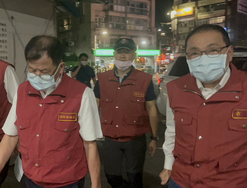 針對新北消防員救溺，造成2殉職1昏迷，新北市長侯友宜（右）8日晚間前往醫院了解、探視。