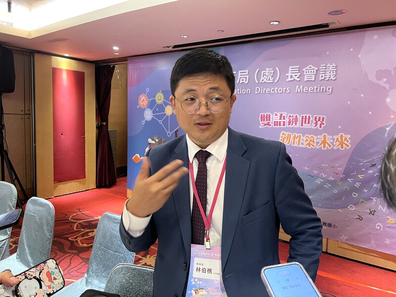 總統賴清德指示教育部，深化學子對中國威脅的識讀教育。教育部9日在嘉義舉辦全國教育局處長會議，主任秘書林伯樵(圖)受訪表示，目前有13篇補充教材完成初步審查，預計9月開學後將陸續上路。(圖：中央社)