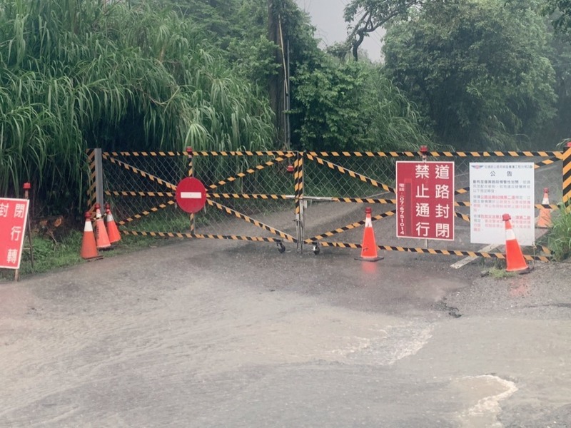 高雄市山區9日、10日都有豪大雨發生機率，公路局南區養護工程分局甲仙工務段9日下午在台20臨93線0至5公里處（勤和至復興段）實施預警性封閉，後續將視天候狀況及巡查道路確認安全後，再開放通行。（南區養護工程分局提供）