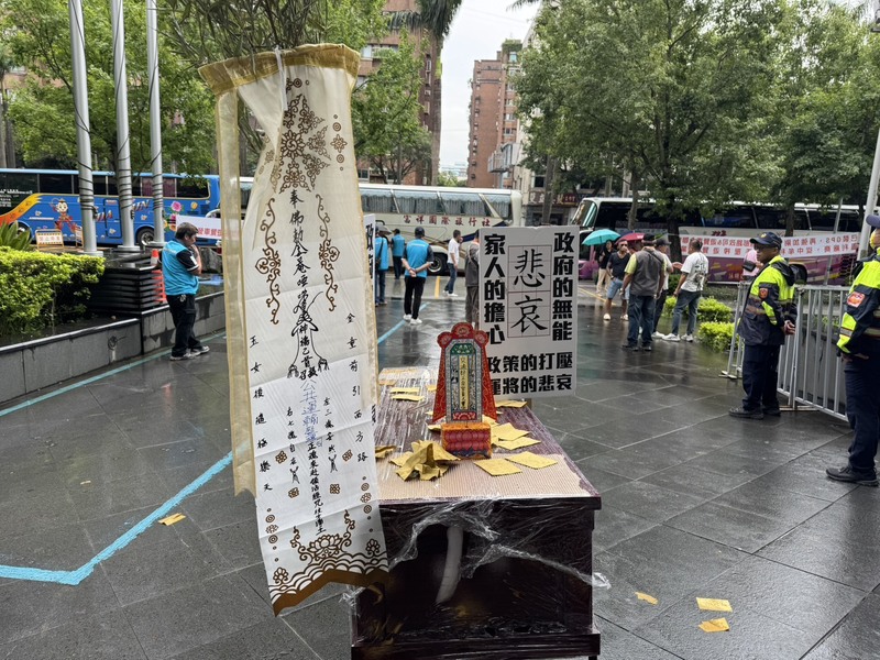 不滿115年起強制遊覽車裝設具有駕駛識別功能設備的規定，新北市遊覽車駕駛員職業工會10日持續號召駕駛赴交通部前抗議，一度抬棺想衝進交通部。 