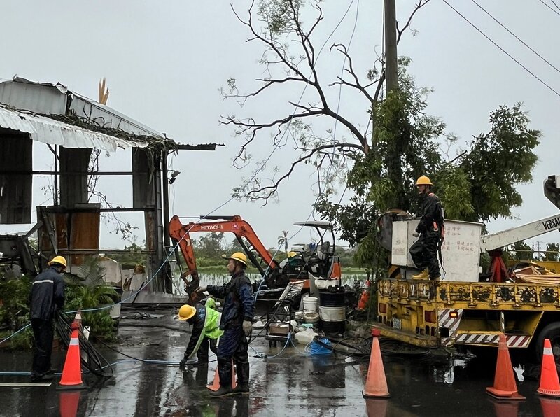 LG
台電日夜搶修不畏風雨  嘉縣1.9萬餘戶待復電
颱風丹娜絲重創嘉義沿海地區，造成25萬餘戶停電，
經台電人員不分日夜、不畏風雨持續搶修，至10日晚
間10時，嘉義縣尚餘1萬9809戶待復電。
（台電嘉義區營業處提供）
中央社記者黃國芳傳真  114年7月10日
