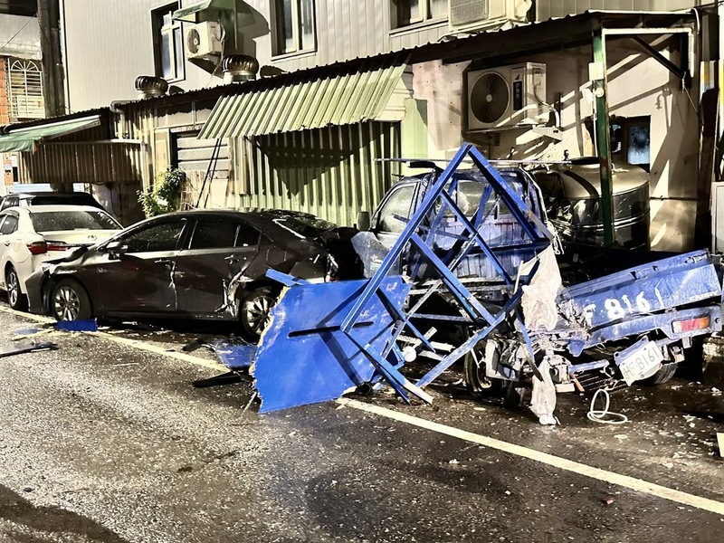 軍方戰車深夜擦撞民宅和車輛（民眾提供）(資料照)
