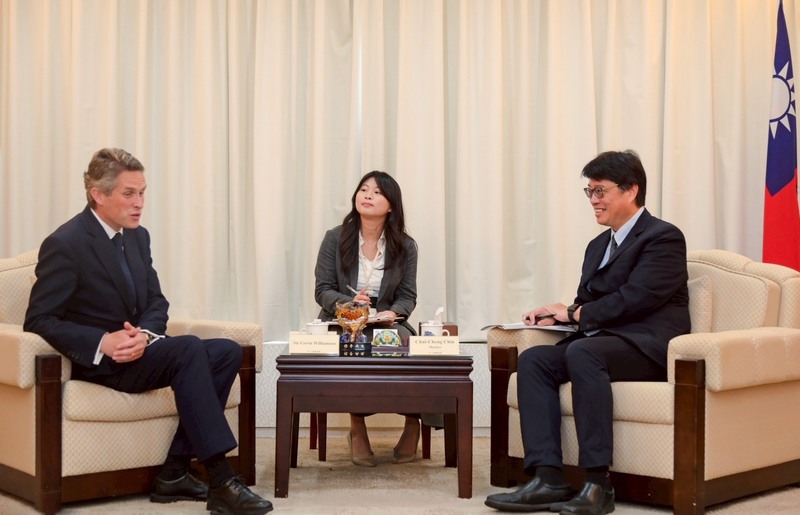 陸委會主委邱垂正（右）日前接見英國國會議員威廉
森（左），雙方就兩岸及區域情勢交換意見。（陸委會提供）
