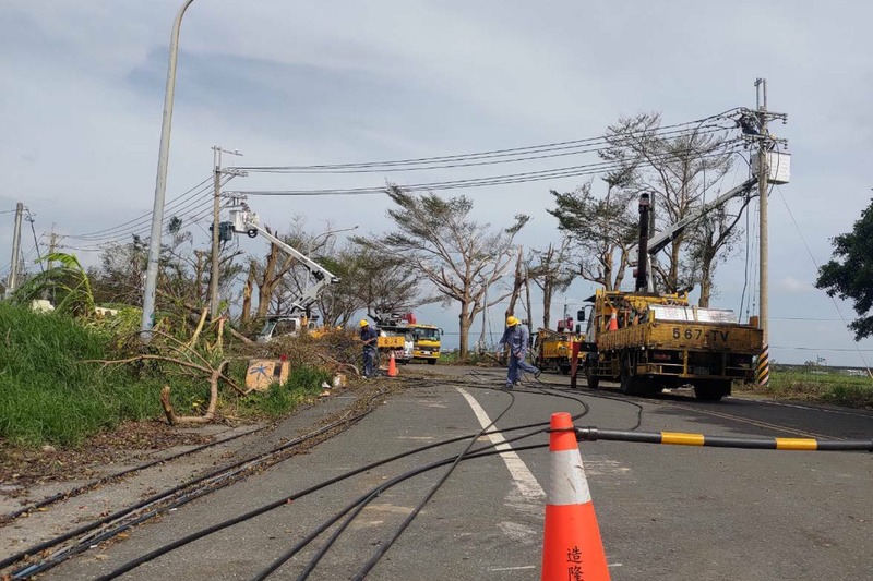 颱風丹娜絲造成台南多個行政區停電，災情嚴重，台電調派外縣市工班人力加速搶修。圖為台南市學甲區建桿架線作業。（台電新營區營業處提供）