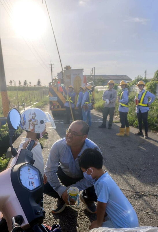 孩子探班搶修現場  台電父親卸下一身疲憊
台電嘉義區搶修人員郭枝茂（前中）每天早出晚歸搶
修，2名年幼小孩過於思念父親，13日由媽媽陪同至
六腳鄉探班，父子短暫互動，讓郭枝茂卸下疲憊，露
出笑容。
（台電嘉義區處提供）
中央社記者黃國芳傳真  114年7月14日
