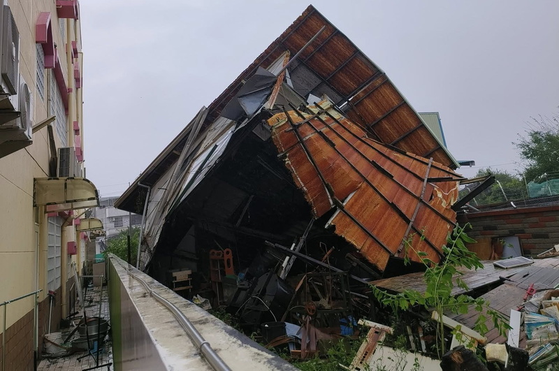 圖為水上鄉一戶民宅遭強風掀翻。(民眾提供)。資料照。
