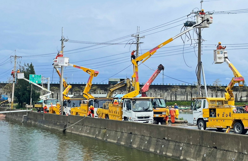丹娜絲颱風重創電力輸送系統，使外界掀起電纜地下化討論。圖為台電派出大批工程人員搶修颱風丹娜絲所造成的斷倒電桿拚復電。（台電提供）
