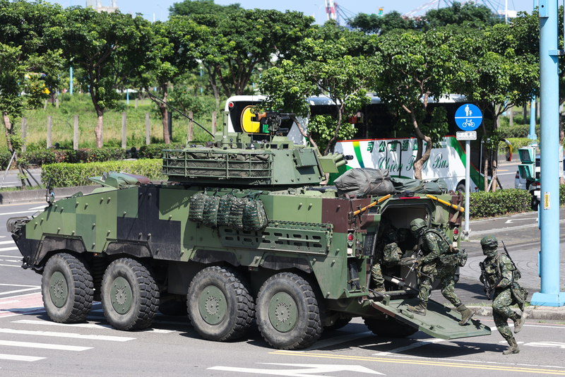 PD
漢光演習　陸軍269旅新北八里實戰化演練（3）
國軍「漢光41號」演習實兵操演15日進入第7天，陸
軍269旅在新北市八里區演練縱深防禦暨持久作戰，
國軍士兵登上雲豹裝甲車並後撤。
中央社記者吳家昇攝　114年7月15日
