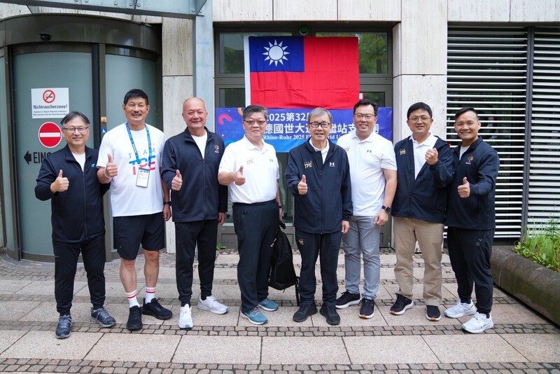 2025德國萊茵魯爾世界大學運動會將於台灣時間17日凌晨開幕，教育部長鄭英耀（右4）、體育署長鄭世忠（右3）15日前往埃森中繼站視察，希望能給選手全方位照護。
（體育署提供）