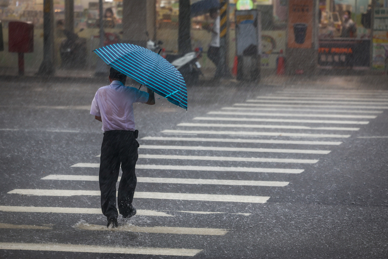 颱風接近 北部地區局部豪大雨 雨區漸移往中南部。示意圖。
