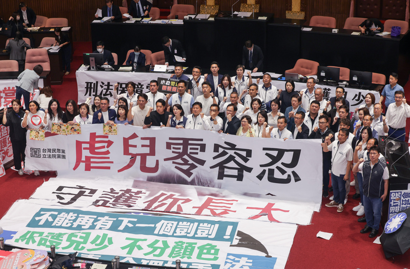 立法院會18日三讀修正通過刑法部分條文，加重虐童刑責。圖為法案通過後，藍白立委齊聚高喊「虐兒零容忍、守護你長大」口號。(中央社)
