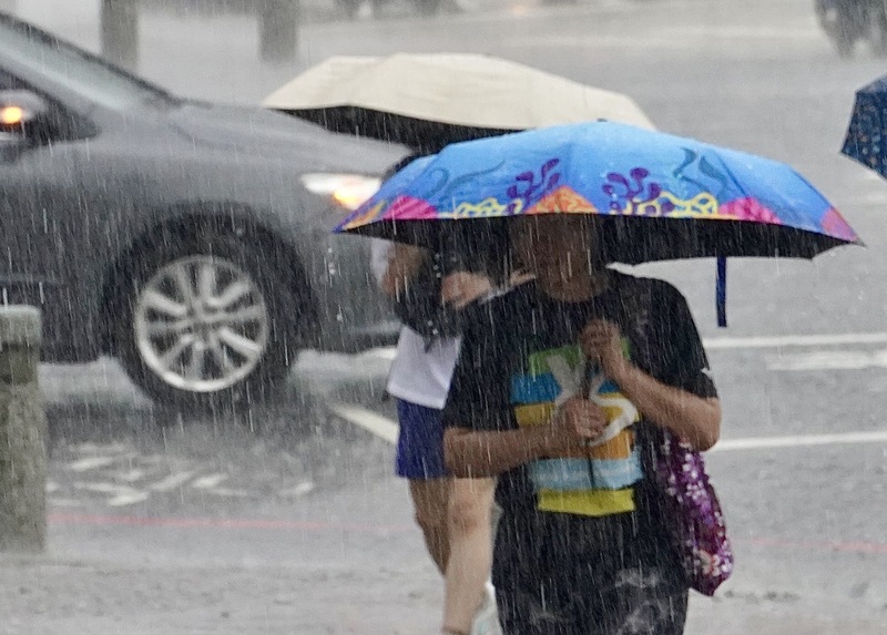 受到低壓帶與西南風的影響，中南部地區降雨範圍擴大。(資料照片) 
