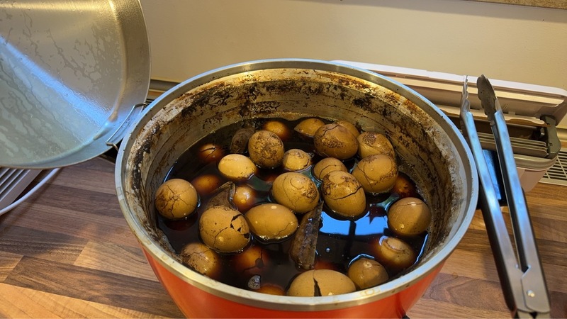 膳食廚房每日現煮台灣茶葉蛋，成為選手補充蛋白質的「標配」點心，放在休息區保溫的大同電鍋中，讓遠征德國的台灣選手可隨時在異鄉嚐到熟悉家鄉味。 (圖：中央社)