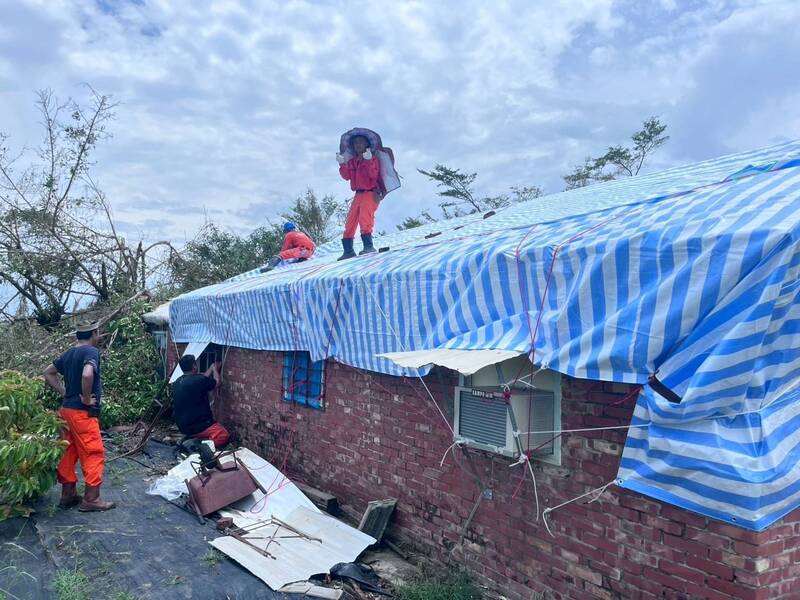 颱風丹娜絲造成嘉義縣太保市眾多民宅屋頂遭到掀翻，一家工程公司近日捐贈上百件帆布給太保市公所，幫助受災戶應急，免於風雨侵襲。（太保市公所提供）

