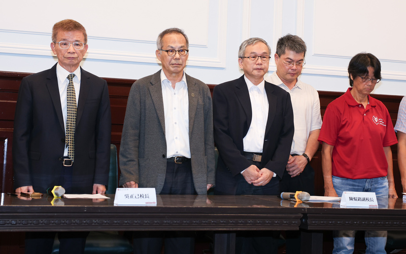 女足抽血案震驚各界，台師大校長吳正己(左)19日率多名主管和涉案教練周台英(右)、研究計畫主持
人陳忠慶(右2)公開向社會大眾與受影響學生道歉。
