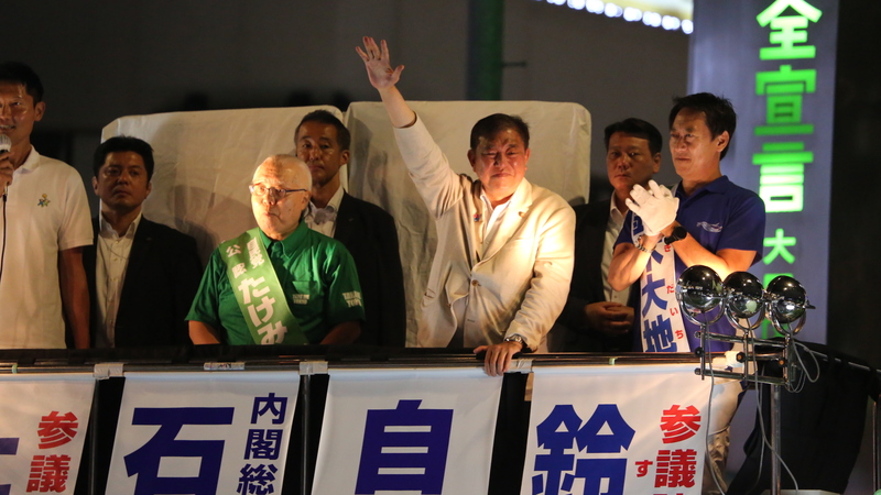 日本參議院大選20日投開票，各政黨19日在選前之夜總動員。自民黨總裁、首相石破茂（前排右2）在東
京JR蒲田車站前，向選民最後拜票。

