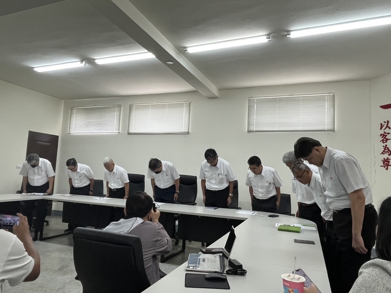 衛生福利部桃園醫院乳房外科主任醫師周佳正19日在台北市過馬路時遭公車撞死，肇事的欣欣客運20日召開記者會，董事長范大維（左4）鞠躬致歉，強調會負起相關責任。
