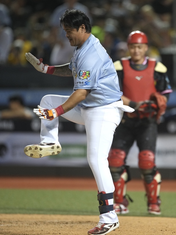 中華職棒明星賽20日於台北大巨蛋展開第2戰，6局下，TEAM TAIWAN隊林智勝（前）在進打擊區前，大跳韓團Super Junior歌曲Sorry Sorry。
