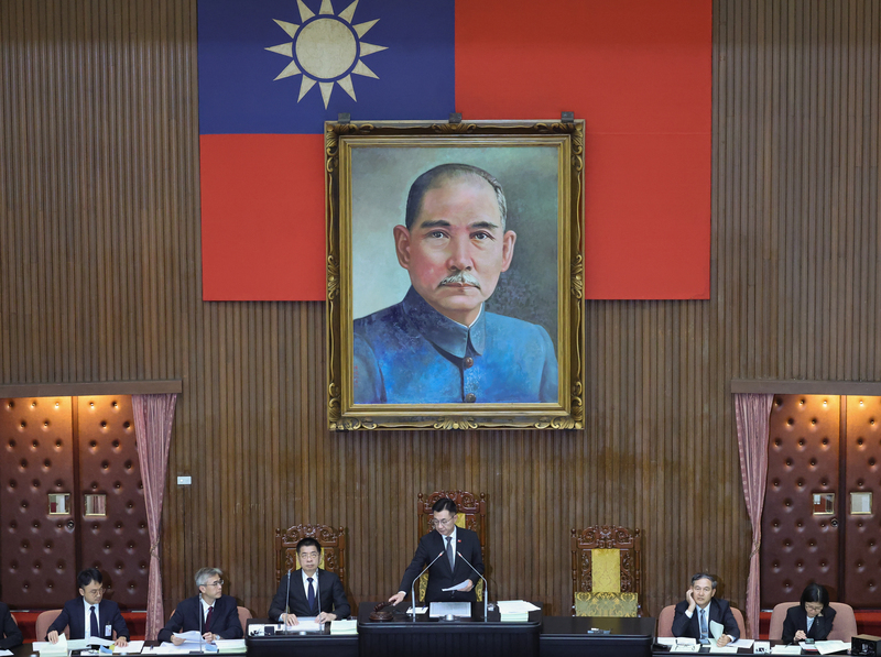 立法院會22日上午持續進行，立法院副院長江啟臣（左4）敲槌三讀修正通過公務人員任用法第36條之1
條文，另新增附帶決議一項。


