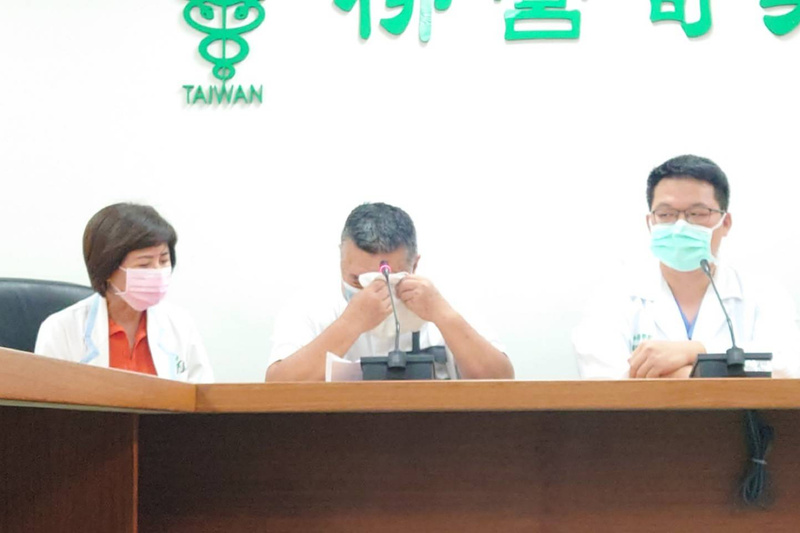 台電工作人員李元瀚15日在嘉義縣進行搶修工程時遭電擊命危，家屬決定於22日上午拔管，李元瀚父親
（中）表示，希望讓他保有最後光榮與尊嚴，並將他的器官捐出，化小愛為大愛，遺愛人間。

