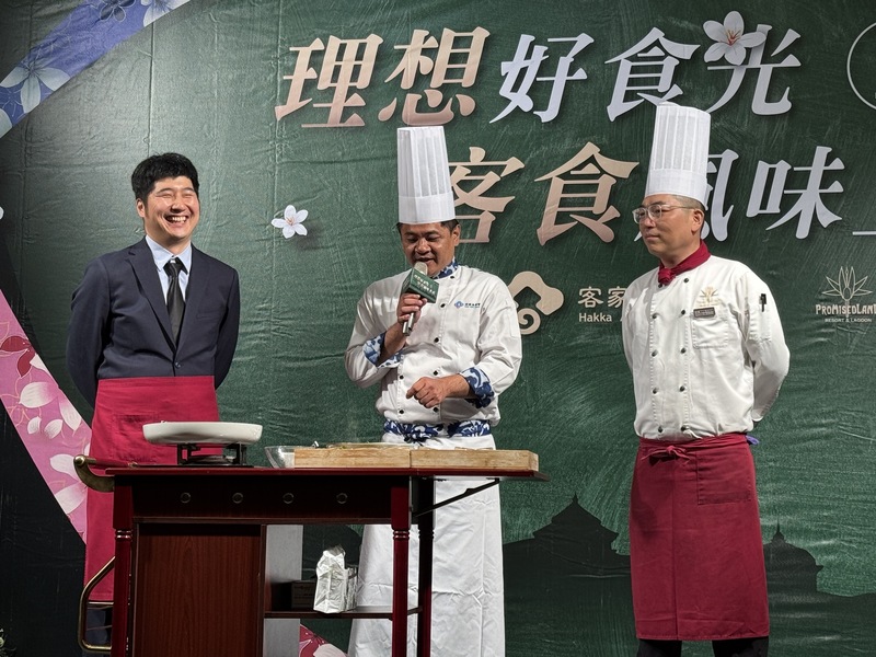 LG
客家傳統滋味變身精緻西式料理 花蓮發表
客家委員會推動「客食（Ha-Food）」計畫，與花蓮
理想大地渡假飯店合作，運用在地食材與經典客家元
素，推出5款期間限定料理，客家委員會副主委邱星
崴（左）出席發表會。
中央社記者張祈攝  114年7月23日
