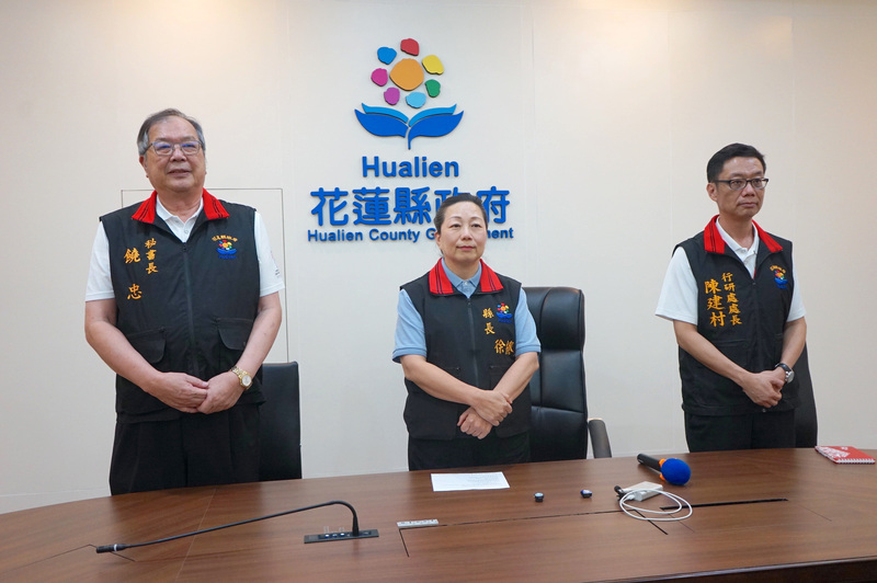 和碩董事長童子賢指2024年幫花蓮震災受損學校修復，但遭縣府阻擋。花蓮縣長徐榛蔚（中）23日下午與代理秘書長饒忠（左）、行政暨研考處長陳建村（右）舉行記者會澄清。