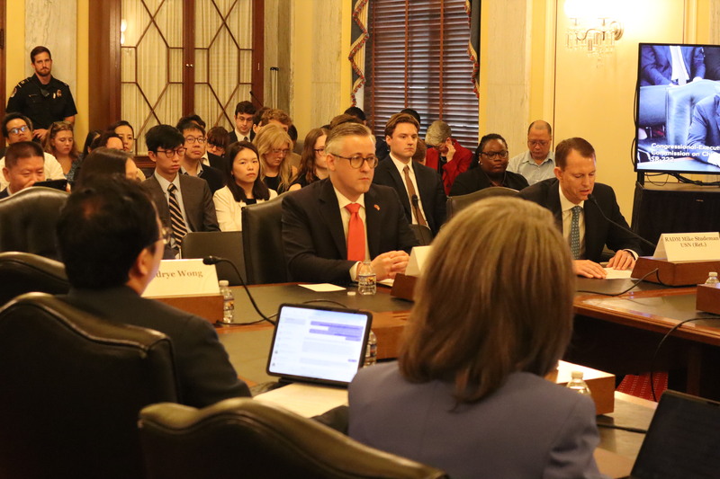 前美國海軍情報官史都德曼（發言者）及前中央情報局分析師孟沛德（紅領帶者）23日出席「與台灣同一陣線：反制中國政治戰與跨國鎮壓」聽證會。