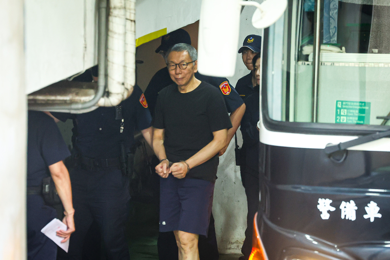 圖為台北地方法院審理京華城案，24日提訊前台北市長柯文哲（前中）。
