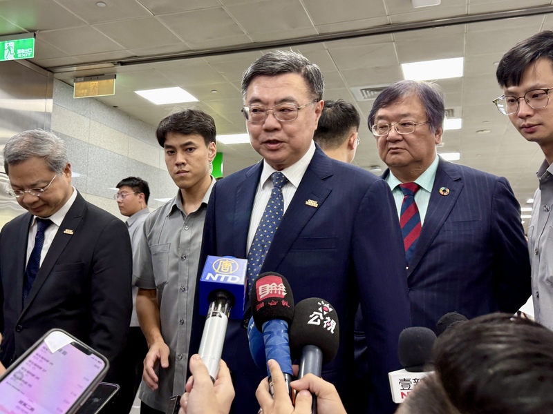 PD
中國意圖搶世大運賀電　卓榮泰批蠻橫無理
世大運跆拳道男團奪銀遭中國人士鬧場搶賀電，行政
院長卓榮泰（中）24日出席2025亞洲生技大會前受訪
時對此表示，中國人士的做法是非常蠻橫無理的行
為。
中央社記者王飛華攝  114年7月24日
