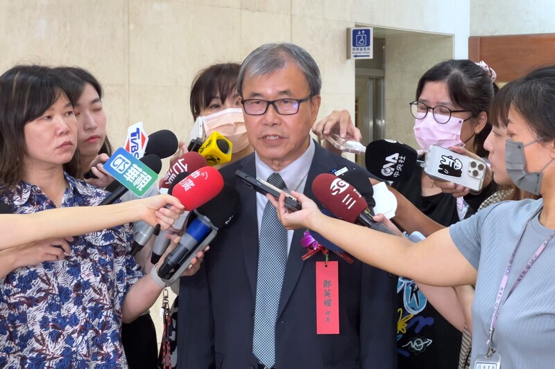 台師大女子足球教練周台英「抽血換學分」的「血論文」風暴，連日來震驚社會各界。教育部長鄭英耀24日出席活動時，肯定吹哨者簡奇陞挺身而出。