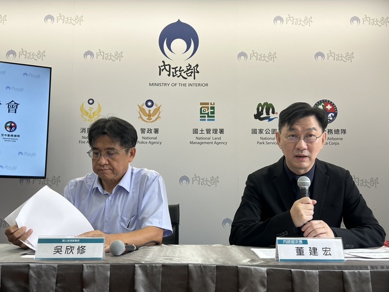 內政部次長董建宏（右）、國土署長吳欣修（左）24日出席內政部部務會報會後記者會。
