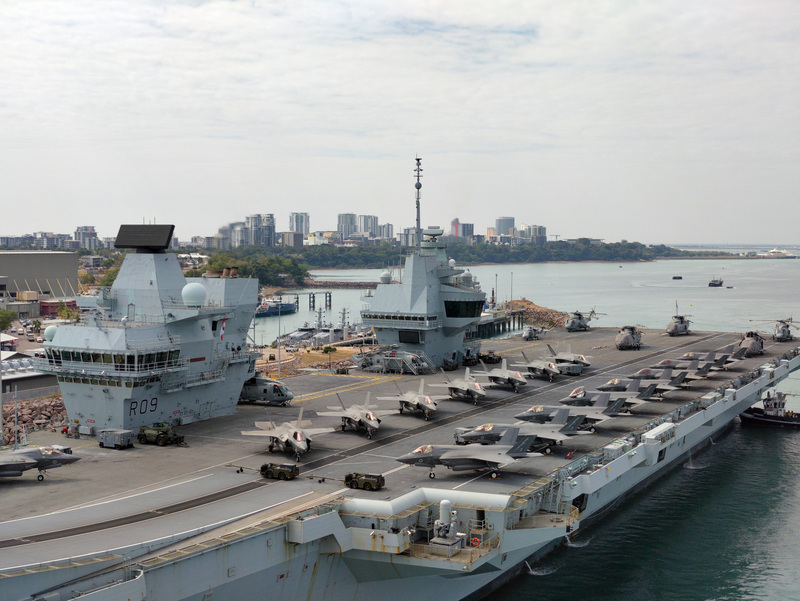 英國最先進航空母艦「威爾斯親王號」23日航抵澳洲北部達爾文港市，在境內軍港停靠，是1997年以來，首次有英國航艦在澳洲泊靠。（英國國防部提供）