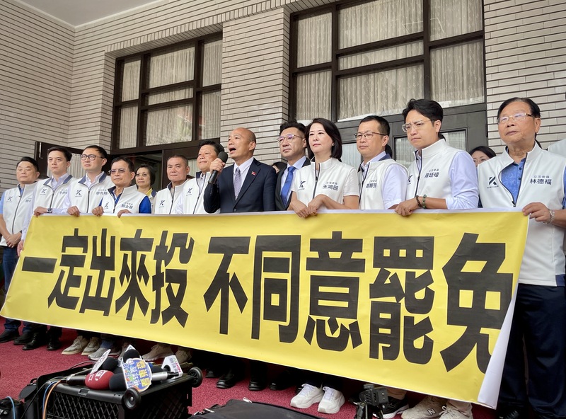 726罷免投票倒數計時，國民黨立法院黨團25日上午在立法院舉行記者會，立法院長韓國瑜（前右6）呼
籲民眾出門投下「不同意罷免」票。

