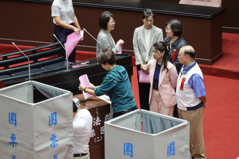 立法院會25日進行司法院大法官人事同意權案記名投票表決，民進黨立委進議場投票。
