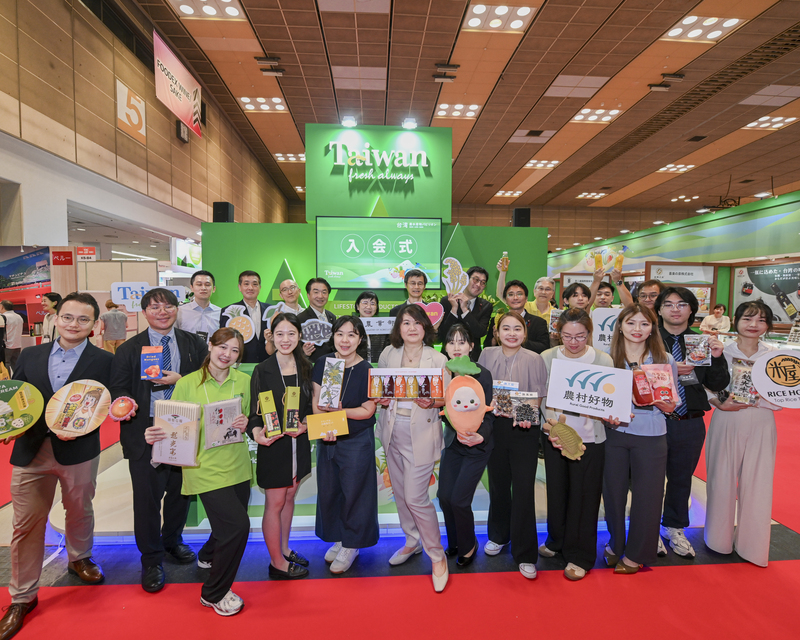 2025年關西國際食品展23日至25日舉辦，農業部司長蕭柊瓊（後排左5）、台北駐大阪經濟文化辦事處經濟組組長黃王維（後排左6）與日本議員、通路業者，以及台灣14家參展業者，共同為台灣農水產物館熱鬧開幕。（農業部提供）
