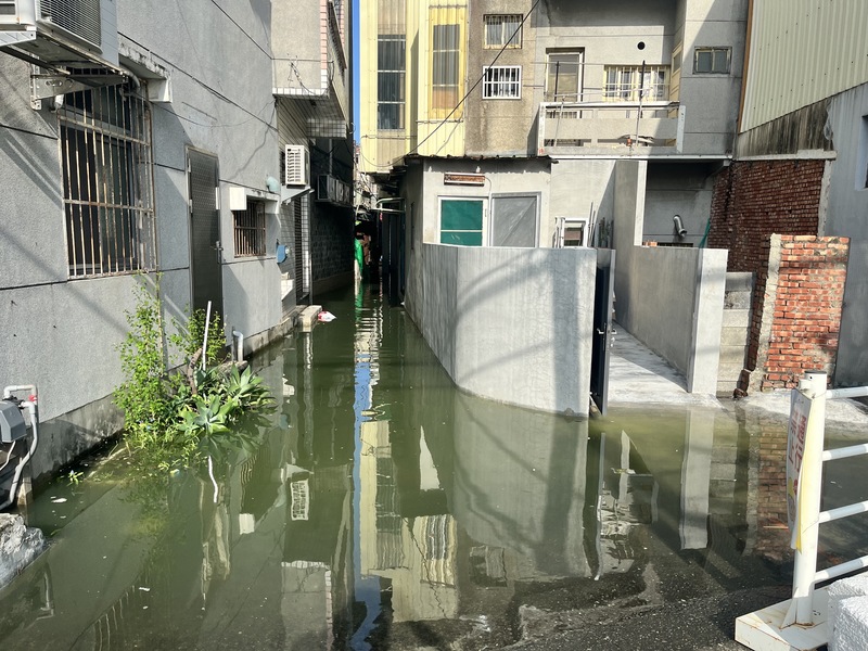 適逢天文大潮，高雄市茄萣區等部分沿海低窪地區受滿潮影響出現淹水情形。圖為社區民宅外路面積水。
（高雄市水利局提供）