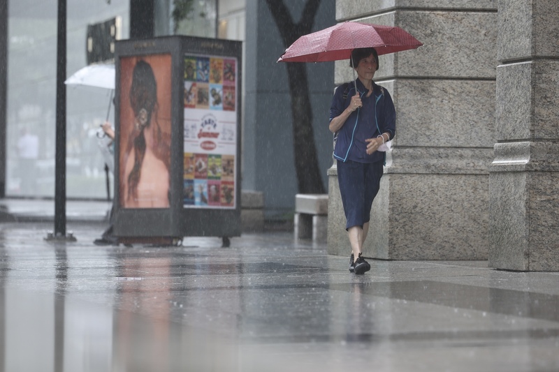 中央氣象署31日晚間表示，雖然傍晚雨勢稍減，但明天西南風再增強，白天中南部雨勢再增、山區防豪雨以上降雨，其他各山區及大台北則有午後局部大雨；預估8月5日各地雨勢才會趨緩。 (圖：中央社)