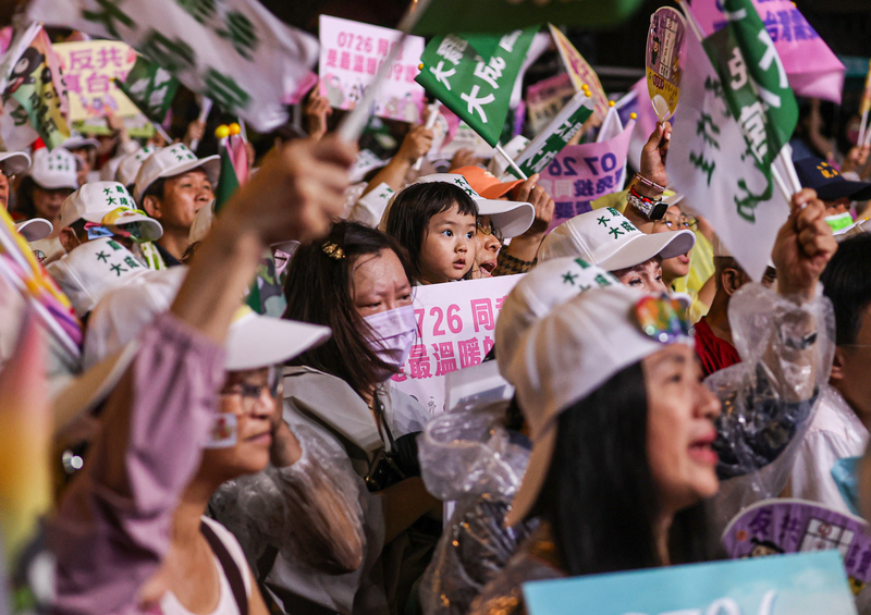 罷團選前之夜，民眾立院外集結挺罷免。(資料照/中央社)
