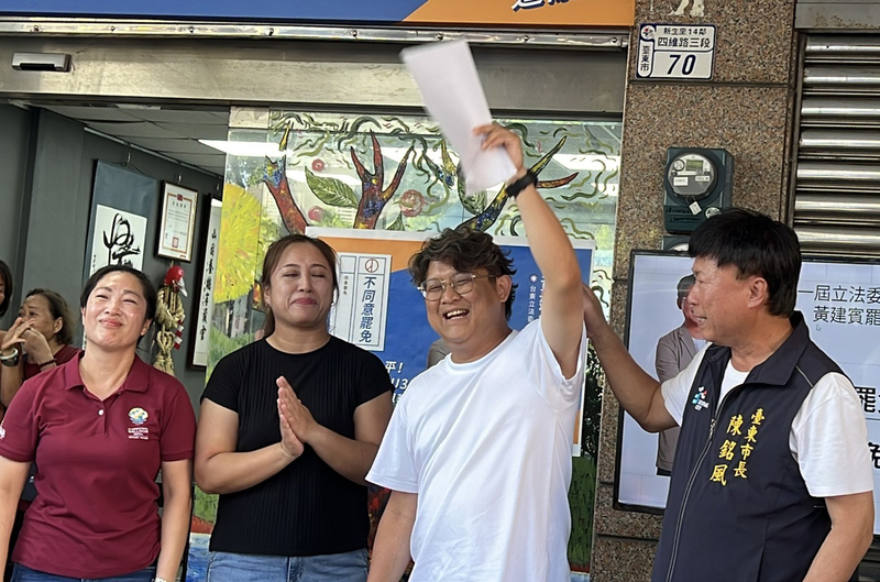 大罷免開票結果逐漸明朗，國民黨籍台東縣立委黃建賓（右2）26日傍晚出面自行宣布罷免案不通過，他
與現場支持者都難掩開心神色。