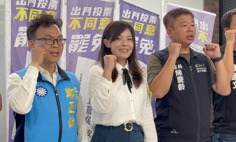 首波大罷免中唯一一件市長罷免案結果26日揭曉，停職中的新竹市長高虹安（左2）成功挺過罷免危機，她在國民黨立委鄭正鈐（左）等人陪同下，出面
宣布罷免不通過。

