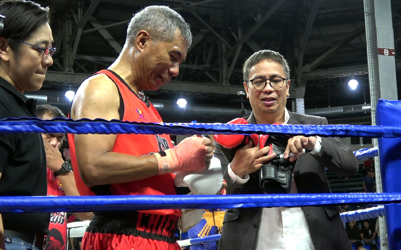 菲律賓警察總長托瑞（中）27日在一場自己發起的慈善拳賽上，為粉絲簽名。